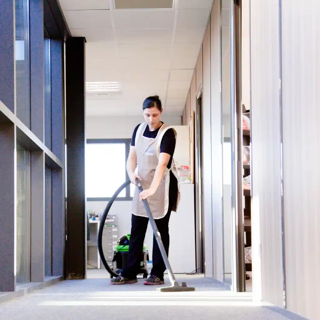 MMH Propreté - Entreprise de nettoyage professionnel de bureaux - Nettoyage des couloirs à l'aspirateur