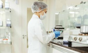 Technicien dans un laboratoire - Nettoyage salles blanches